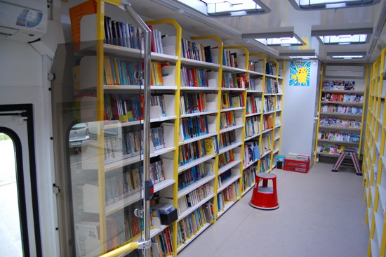 Die linke Seite ist für die Kinder. Hier finden sie Bücher zu allen Themen und für jedes Alter. 